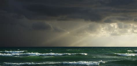 L'Orage d'Émeraude: Une Explosion Colorée de Chaos Cosmique et D'Intense Lyrisme