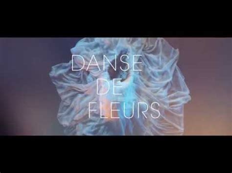 La Danse des Fleurs Lumineuses: Une Ode à la Vie Éphémère et à l'Éclat Divin!