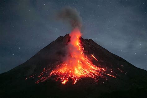 “La Vue du Volcan Merapi” : Une Symphonie de Feu et de Terre dans la Peinture Javanisée!