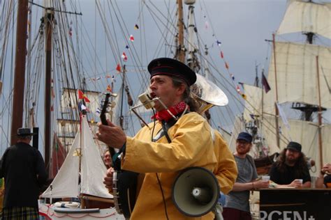  Le Chant des Marins, Une Symphonie Sculpturale en Bronze et Obsidienne!